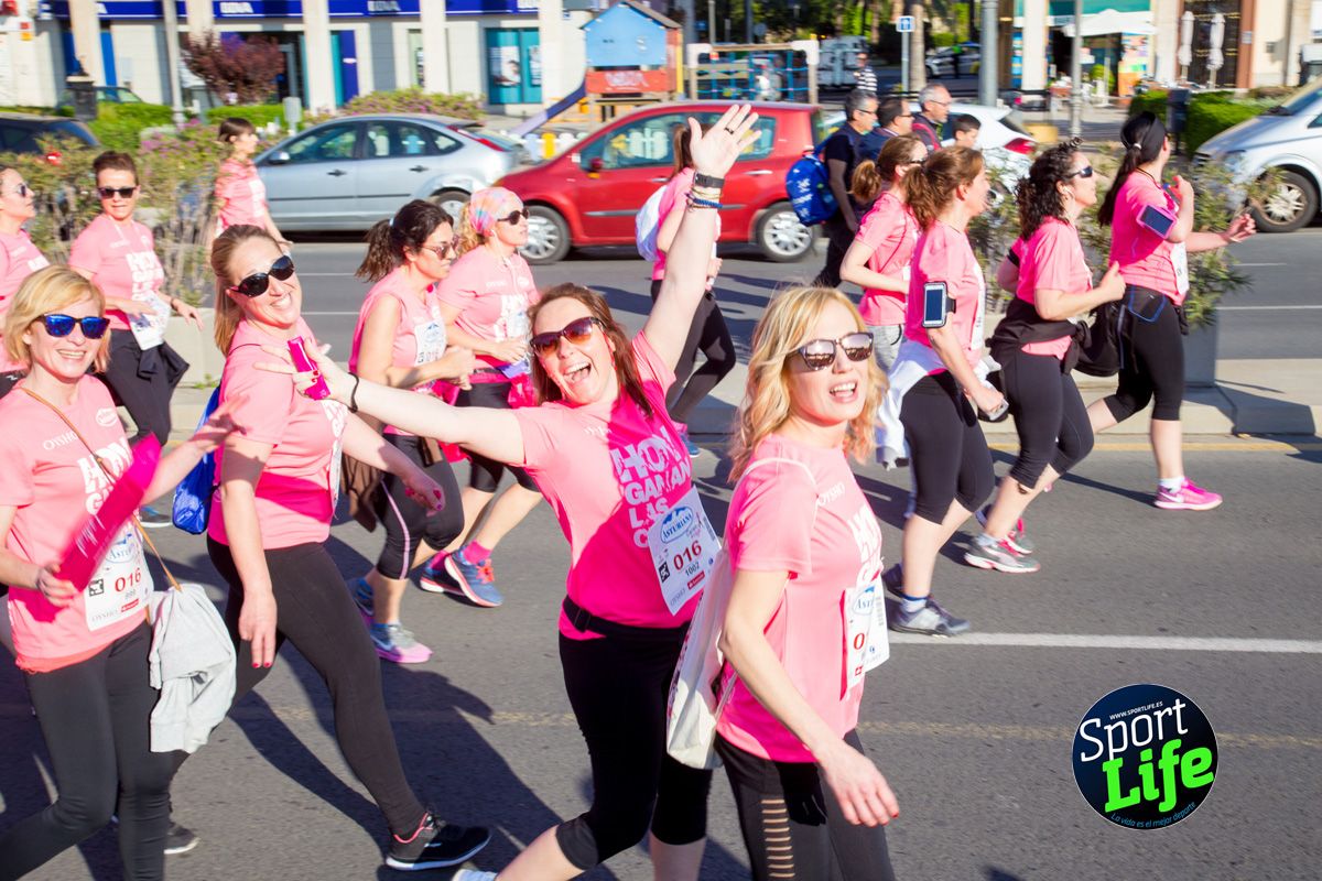 Las mejores fotos de ambiente durante la Carrera de la Mujer de Valencia