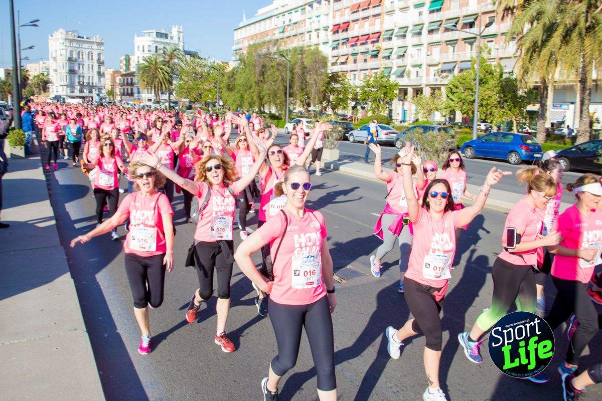 Las mejores fotos de ambiente durante la Carrera de la Mujer de Valencia