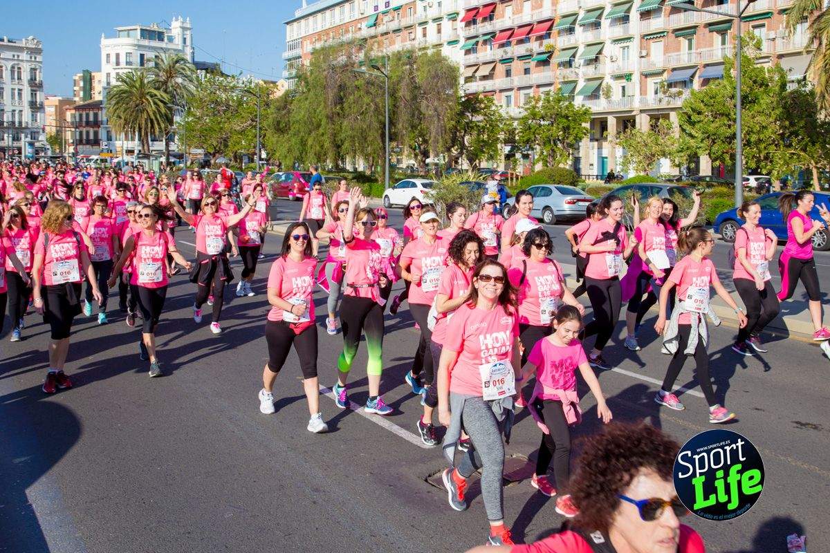 Las mejores fotos de ambiente durante la Carrera de la Mujer de Valencia