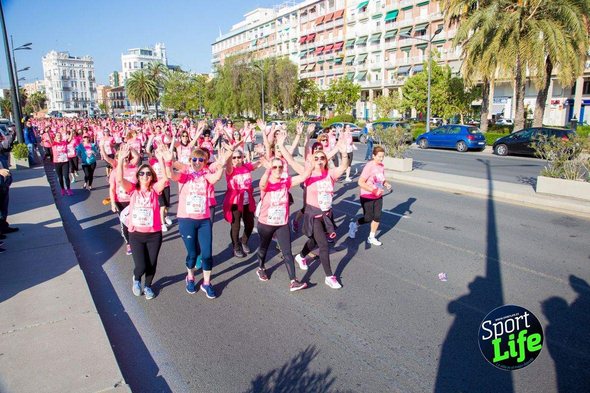 Las mejores fotos de ambiente durante la Carrera de la Mujer de Valencia