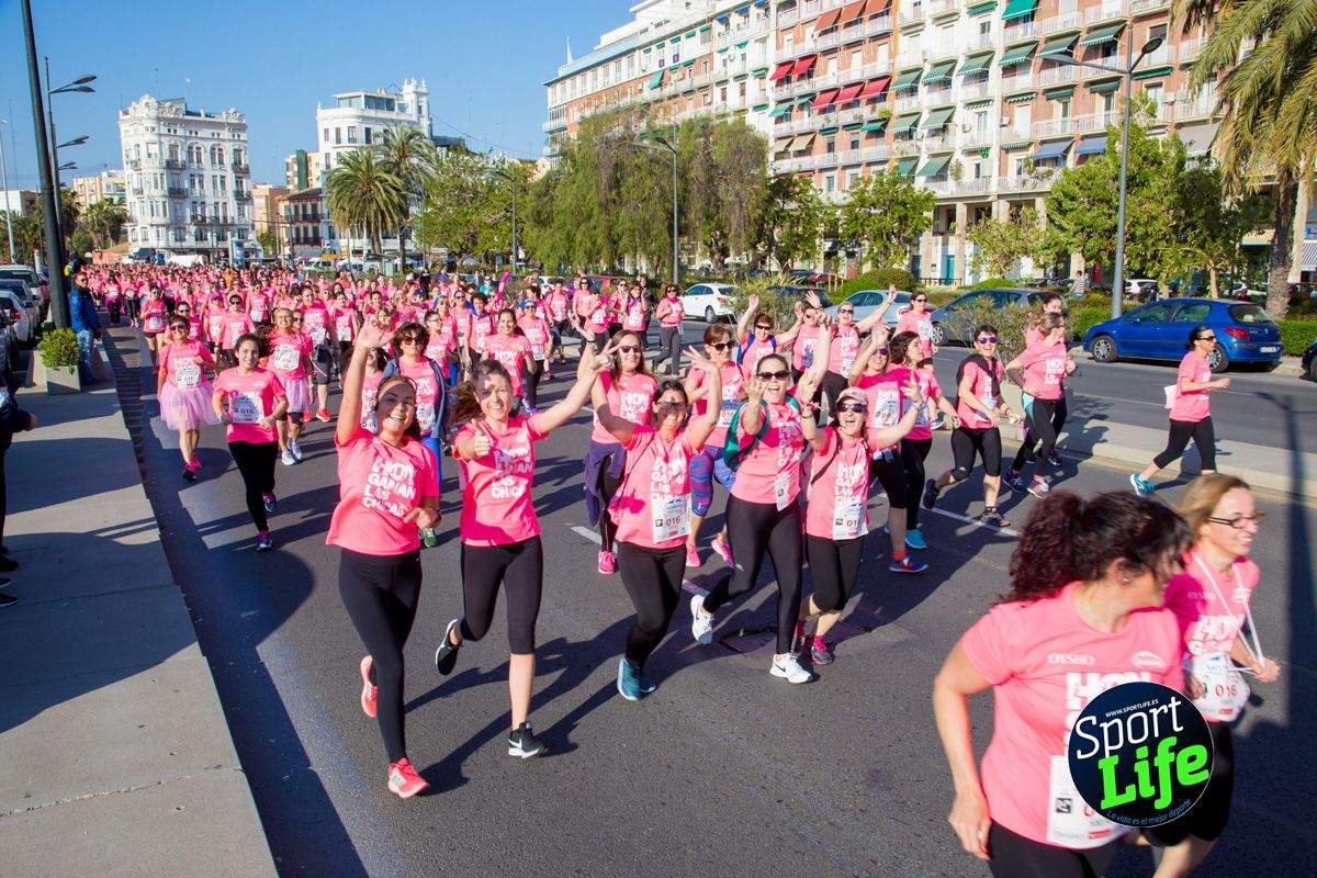 Las mejores fotos de ambiente durante la Carrera de la Mujer de Valencia