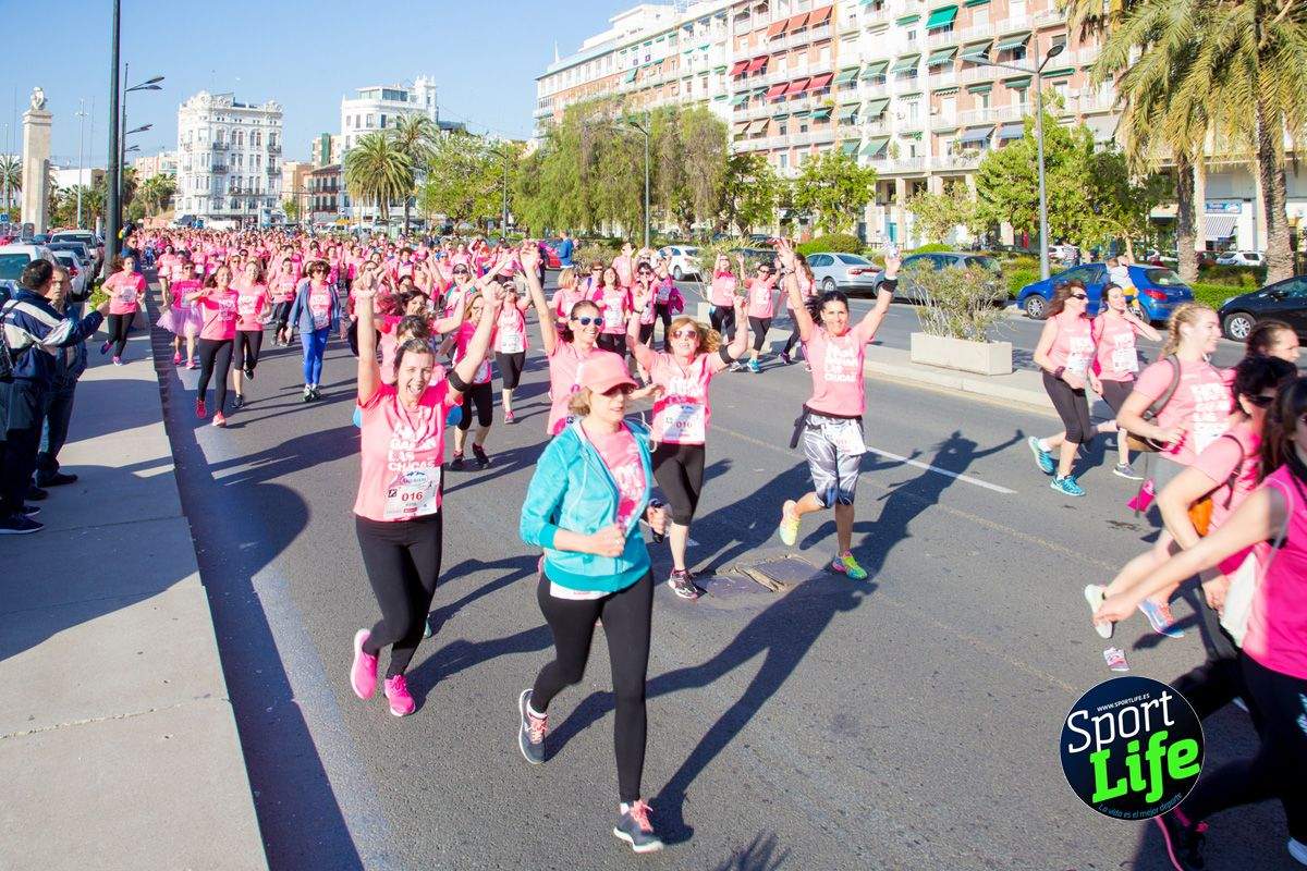 Las mejores fotos de ambiente durante la Carrera de la Mujer de Valencia