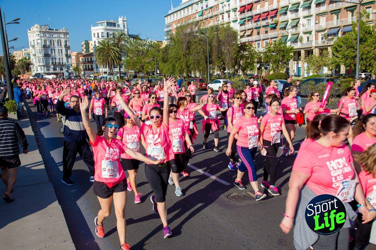Las mejores fotos de ambiente durante la Carrera de la Mujer de Valencia