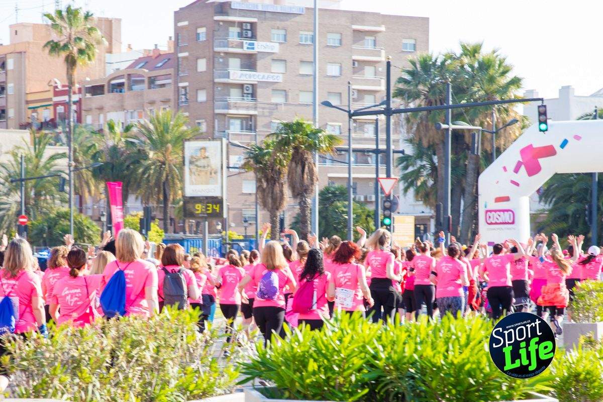 Las mejores fotos de ambiente durante la Carrera de la Mujer de Valencia