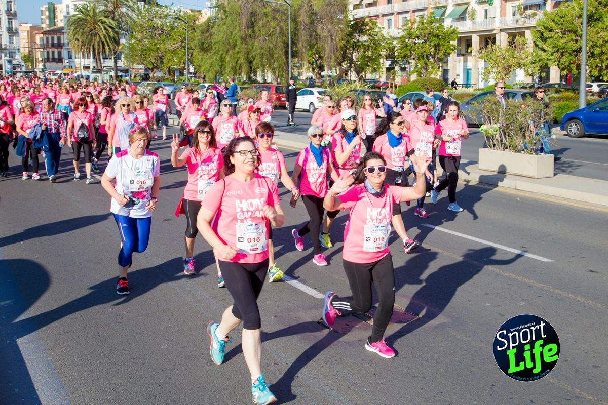 Las mejores fotos de ambiente durante la Carrera de la Mujer de Valencia