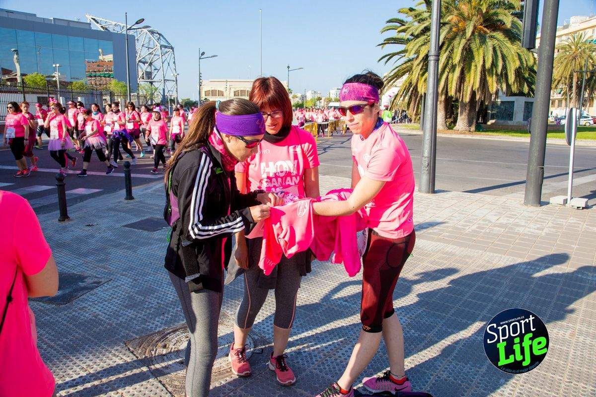 Las mejores fotos de ambiente durante la Carrera de la Mujer de Valencia