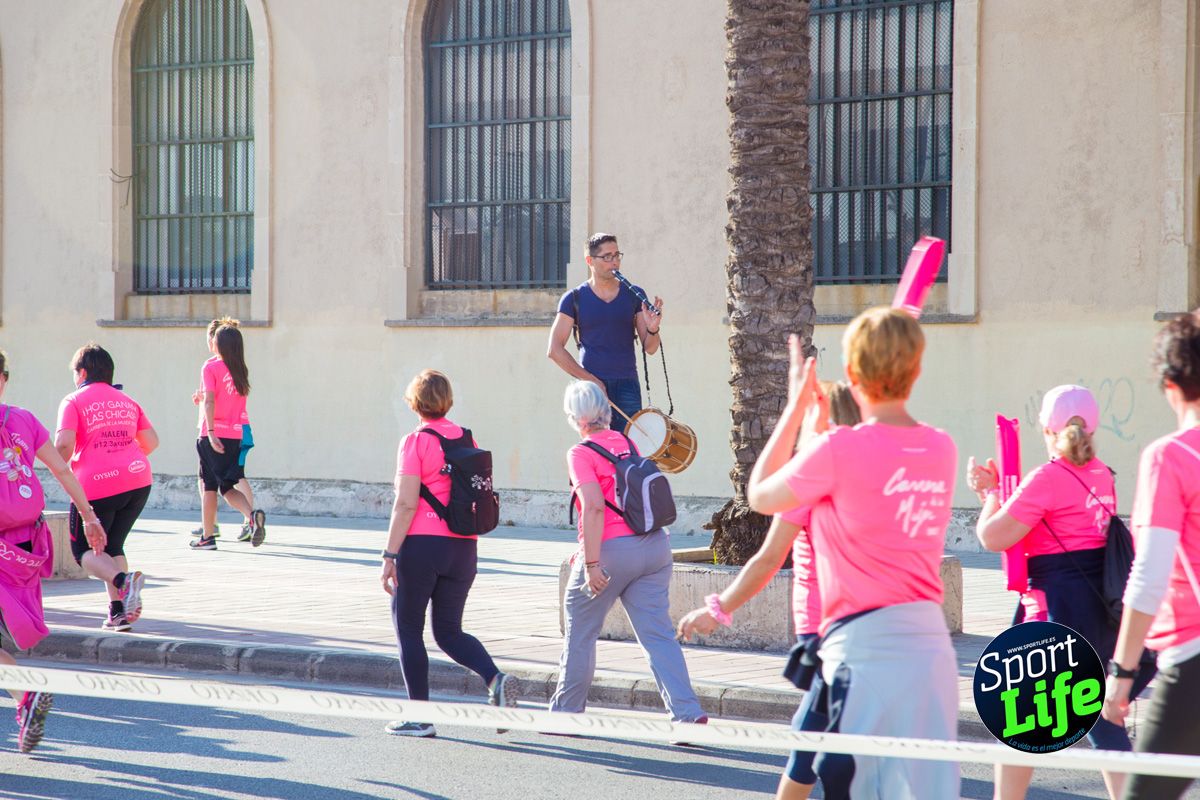 Las mejores fotos de ambiente durante la Carrera de la Mujer de Valencia