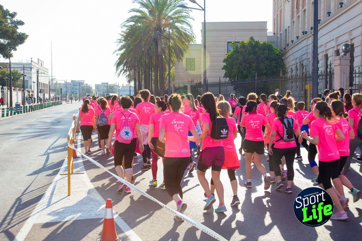 Las mejores fotos de ambiente durante la Carrera de la Mujer de Valencia