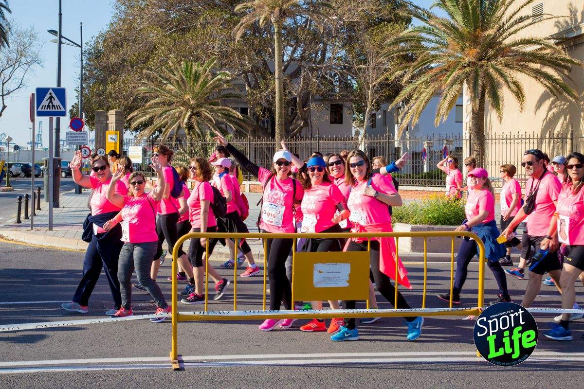 Las mejores fotos de ambiente durante la Carrera de la Mujer de Valencia