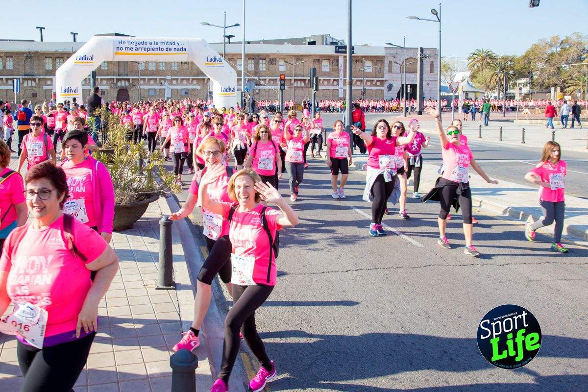 Las mejores fotos de ambiente durante la Carrera de la Mujer de Valencia