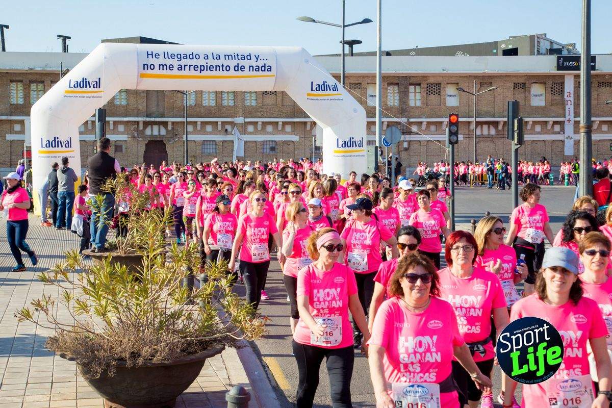 Las mejores fotos de ambiente durante la Carrera de la Mujer de Valencia