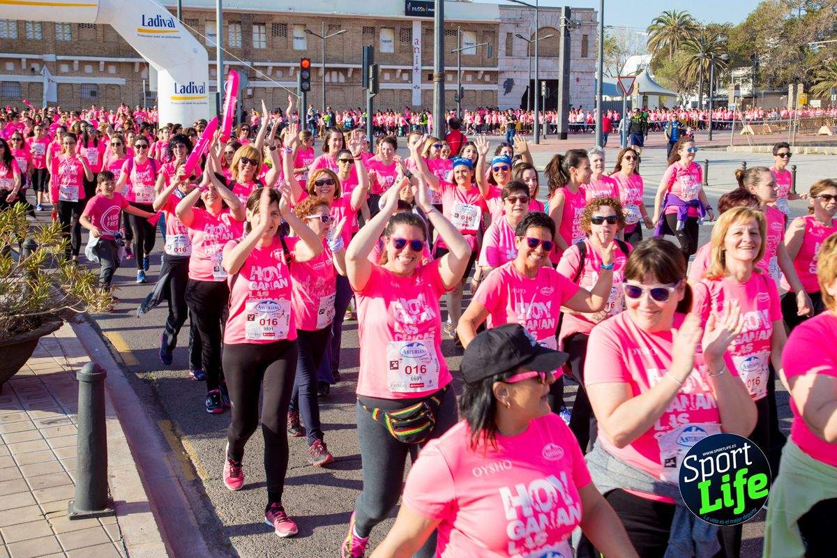 Las mejores fotos de ambiente durante la Carrera de la Mujer de Valencia