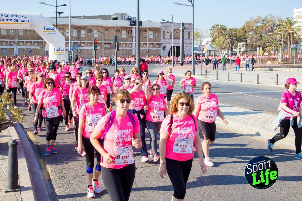 Las mejores fotos de ambiente durante la Carrera de la Mujer de Valencia