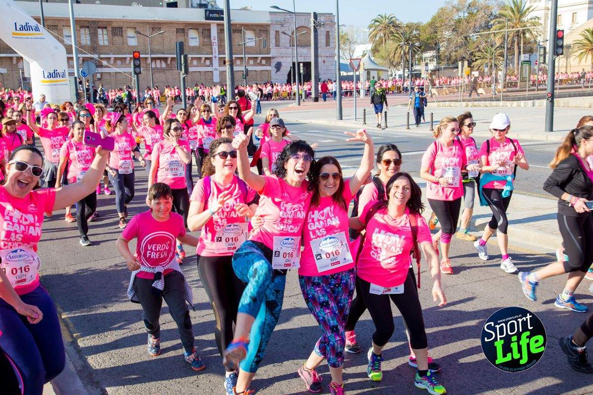 Las mejores fotos de ambiente durante la Carrera de la Mujer de Valencia