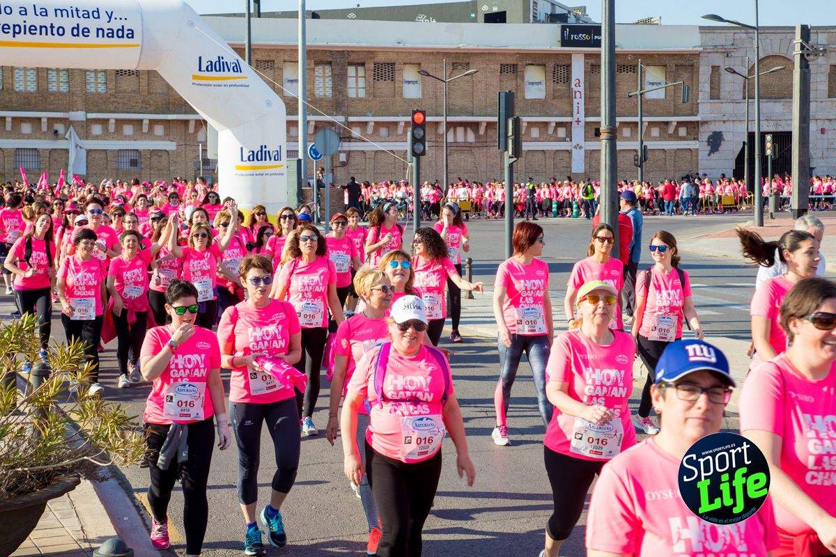 Las mejores fotos de ambiente durante la Carrera de la Mujer de Valencia