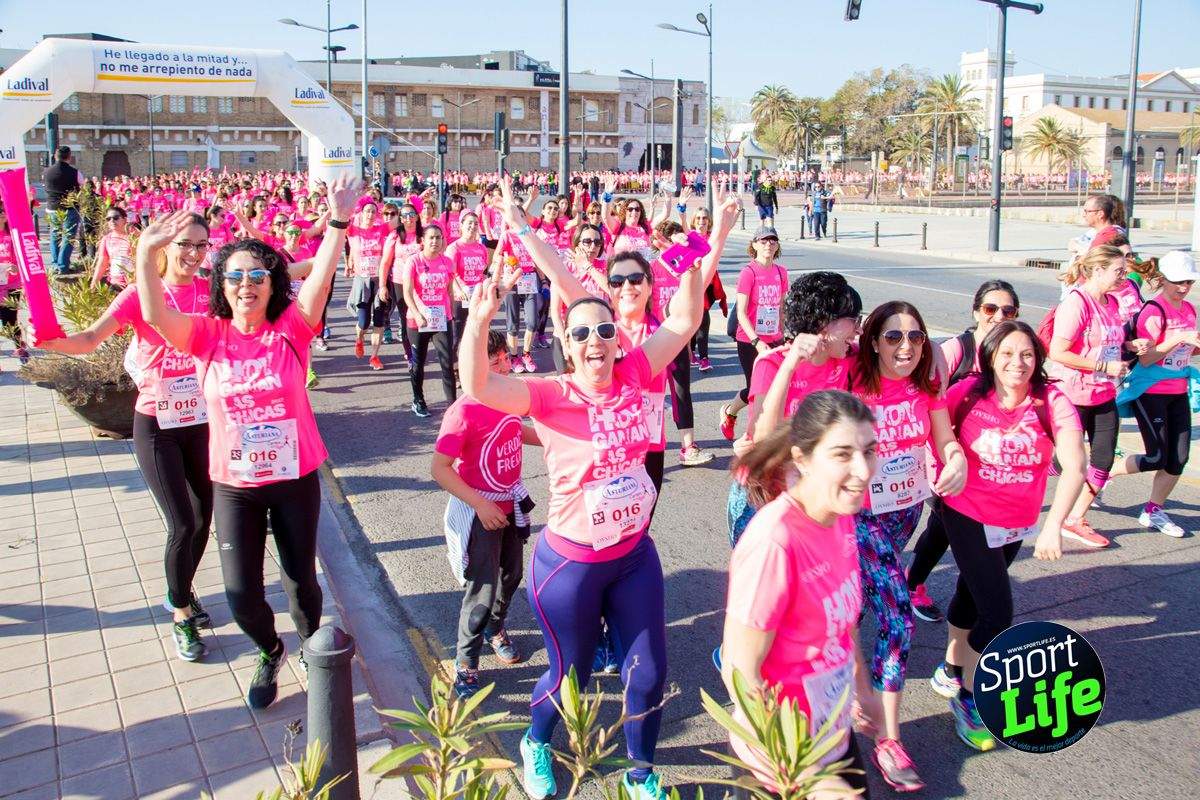 Las mejores fotos de ambiente durante la Carrera de la Mujer de Valencia