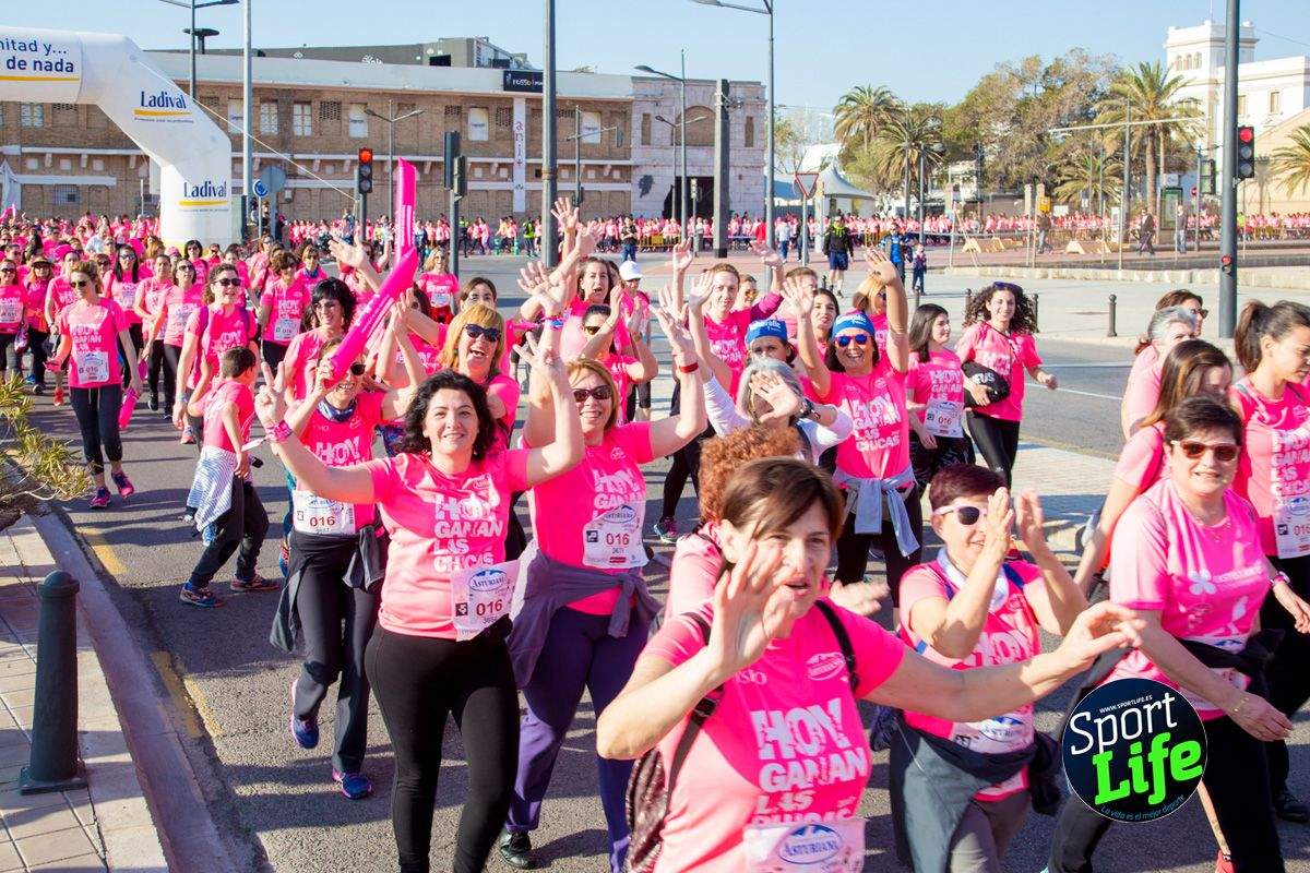 Las mejores fotos de ambiente durante la Carrera de la Mujer de Valencia