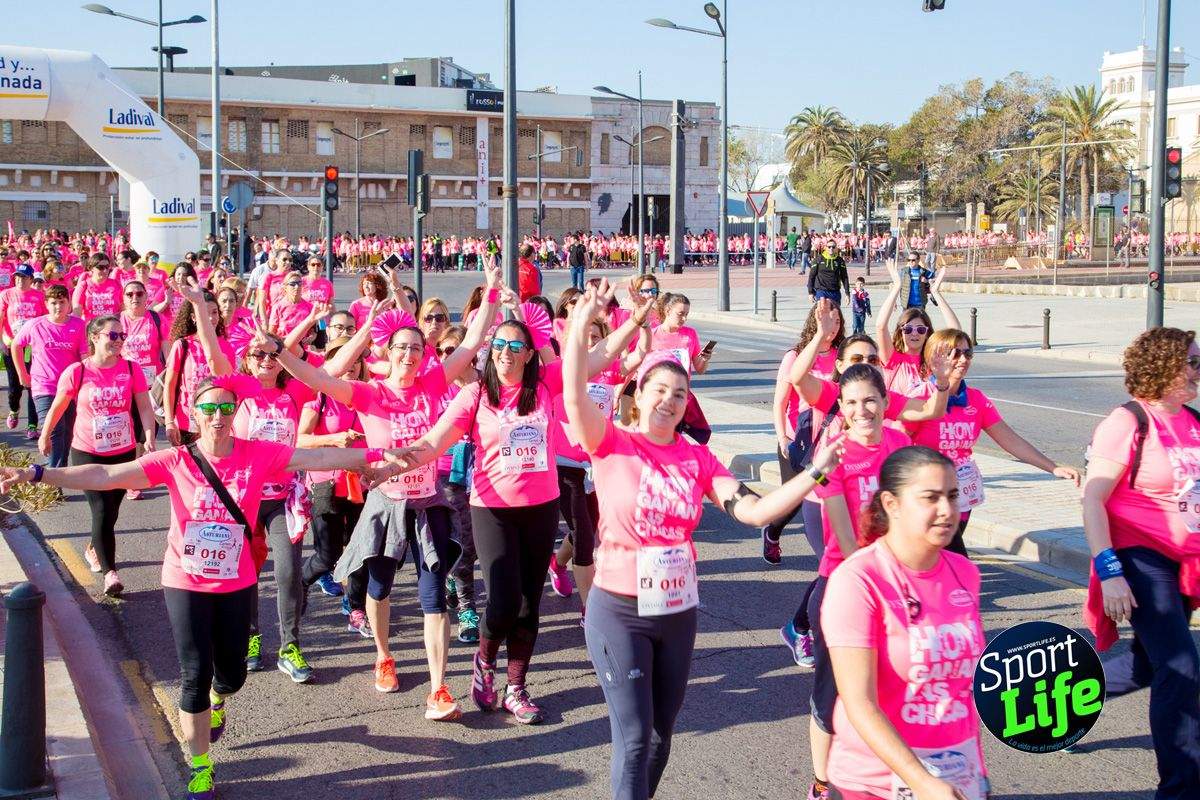 Las mejores fotos de ambiente durante la Carrera de la Mujer de Valencia