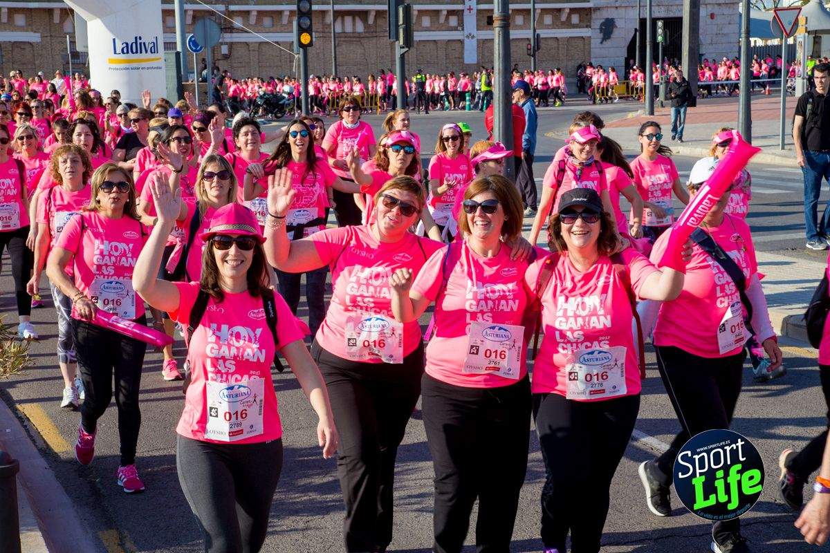 Las mejores fotos de ambiente durante la Carrera de la Mujer de Valencia