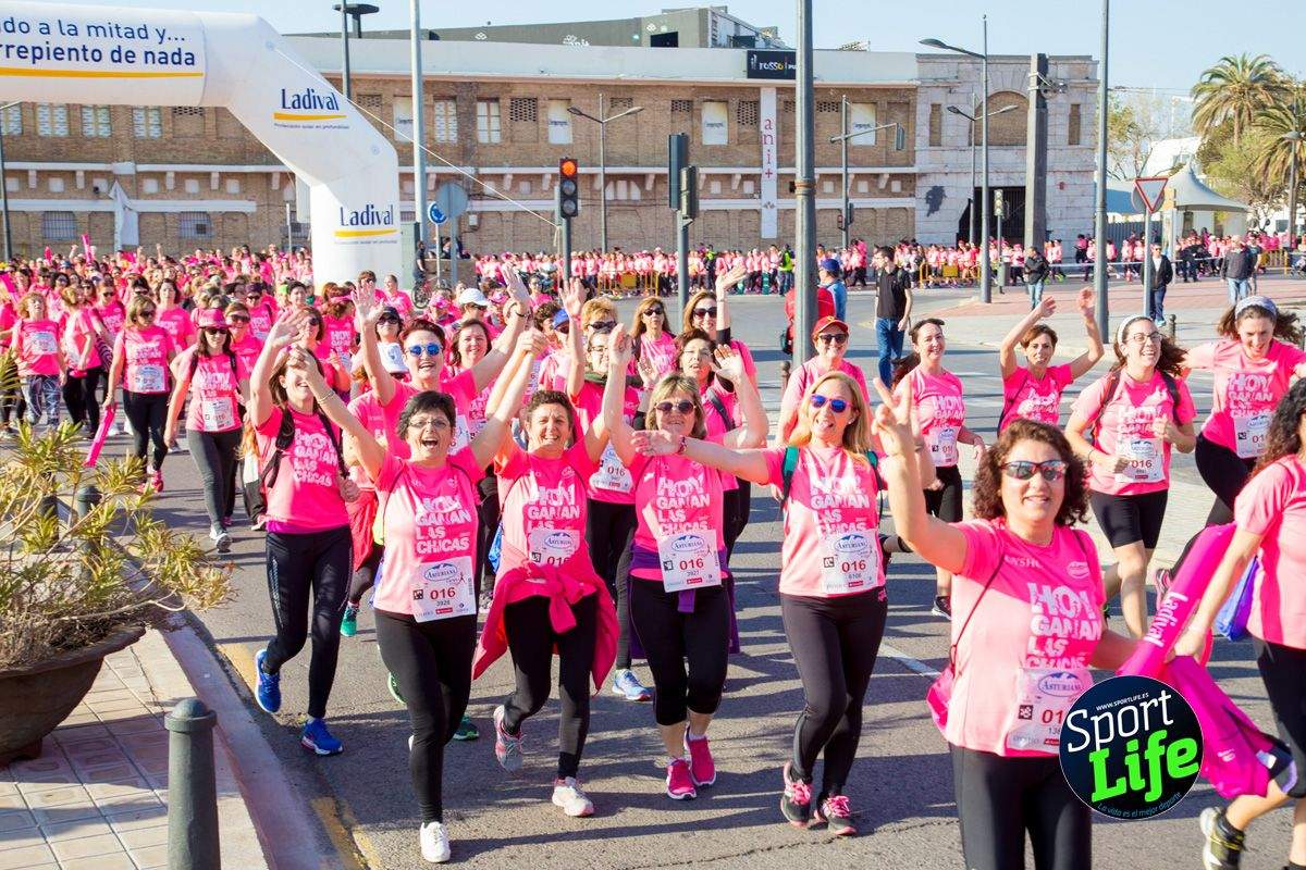 Las mejores fotos de ambiente durante la Carrera de la Mujer de Valencia