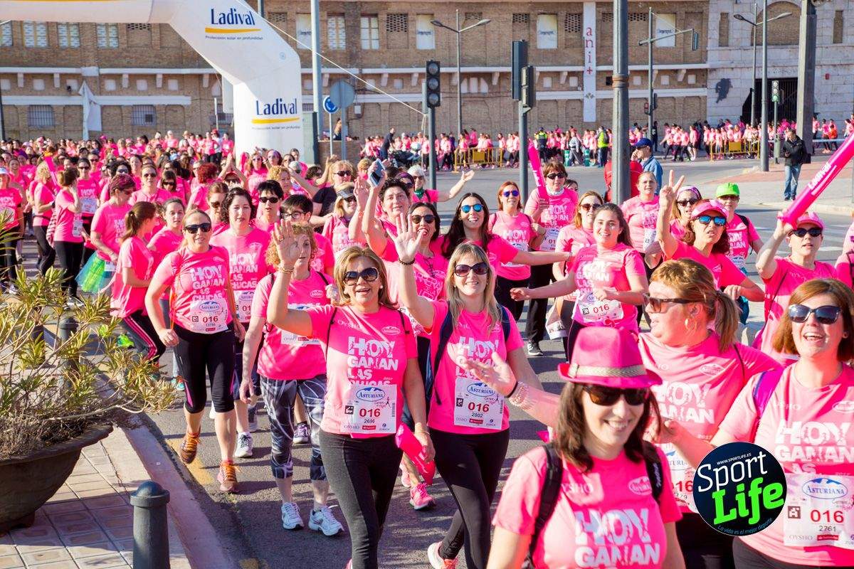 Las mejores fotos de ambiente durante la Carrera de la Mujer de Valencia
