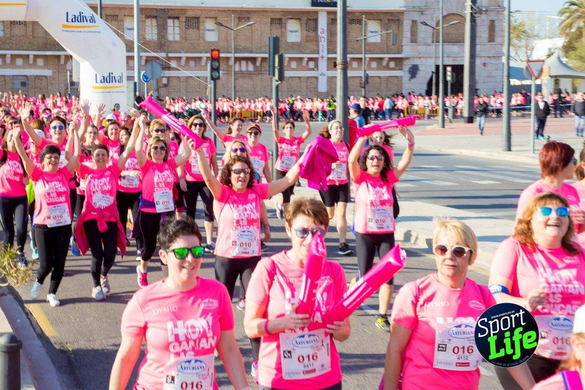 Las mejores fotos de ambiente durante la Carrera de la Mujer de Valencia