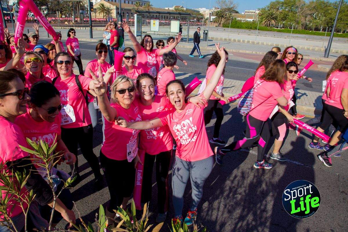 Las mejores fotos de ambiente durante la Carrera de la Mujer de Valencia