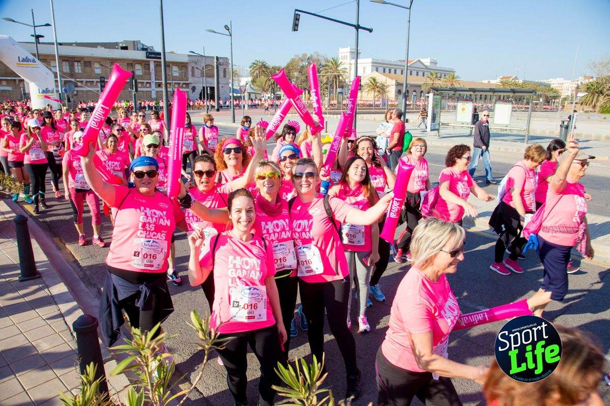 Las mejores fotos de ambiente durante la Carrera de la Mujer de Valencia