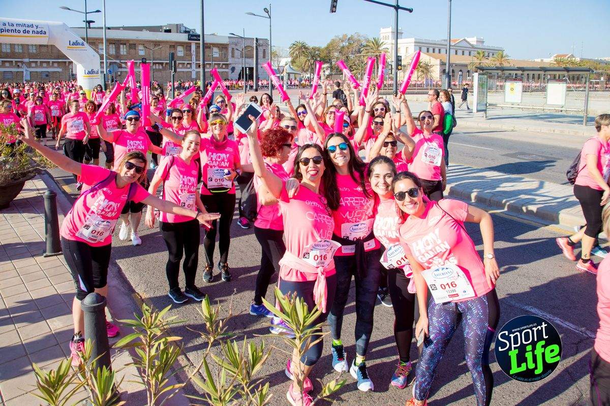 Las mejores fotos de ambiente durante la Carrera de la Mujer de Valencia