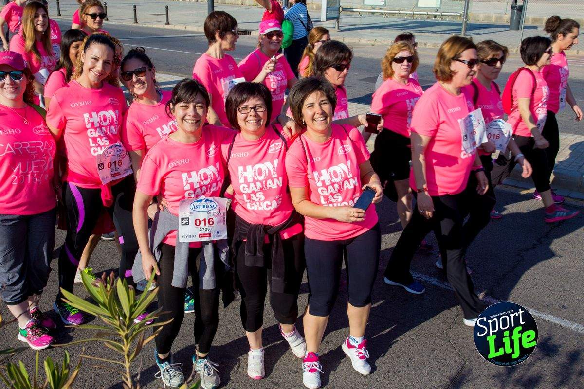 Las mejores fotos de ambiente durante la Carrera de la Mujer de Valencia