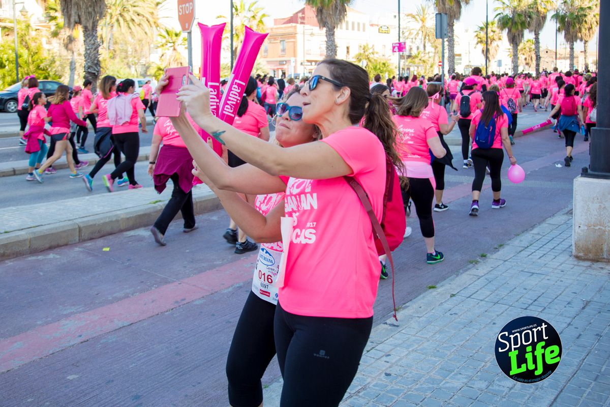 Las mejores fotos de ambiente durante la Carrera de la Mujer de Valencia
