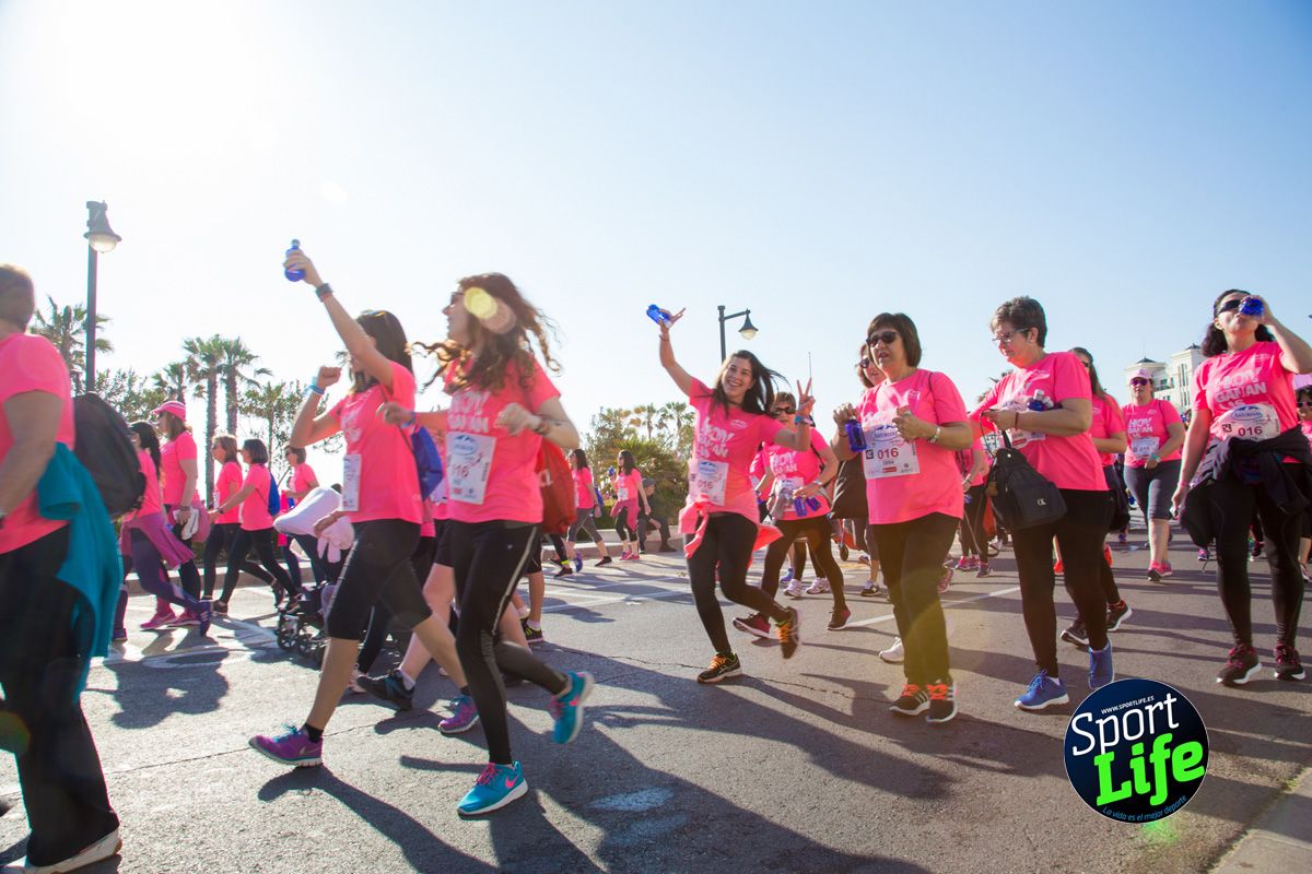 Las mejores fotos de ambiente durante la Carrera de la Mujer de Valencia