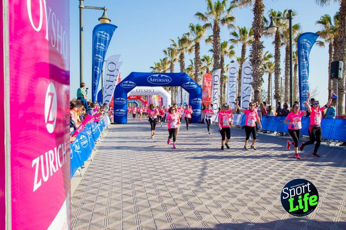 Las mejores fotos de ambiente durante la Carrera de la Mujer de Valencia
