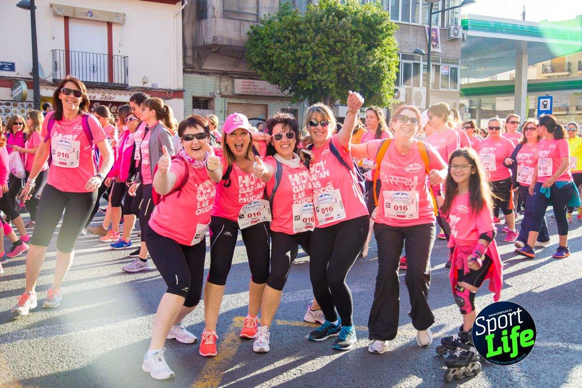 Las mejores fotos de ambiente durante la Carrera de la Mujer de Valencia