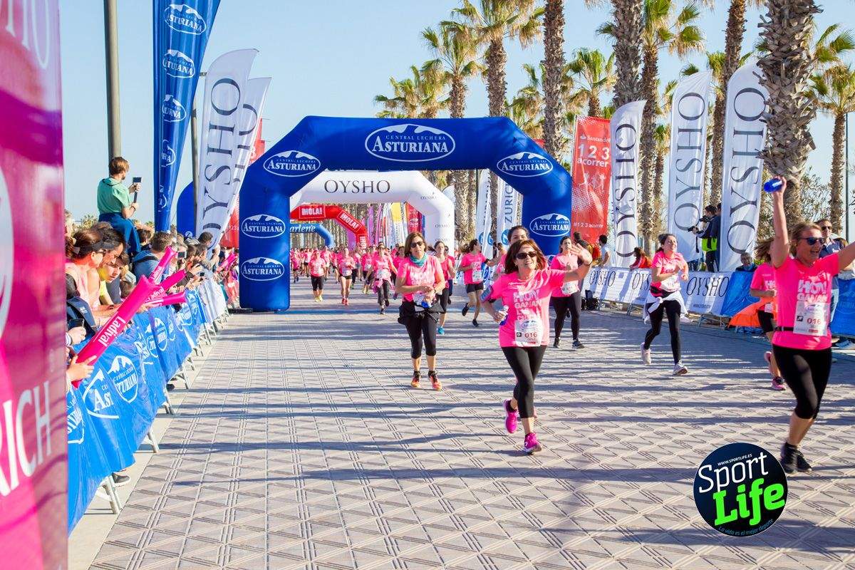 Las mejores fotos de ambiente durante la Carrera de la Mujer de Valencia