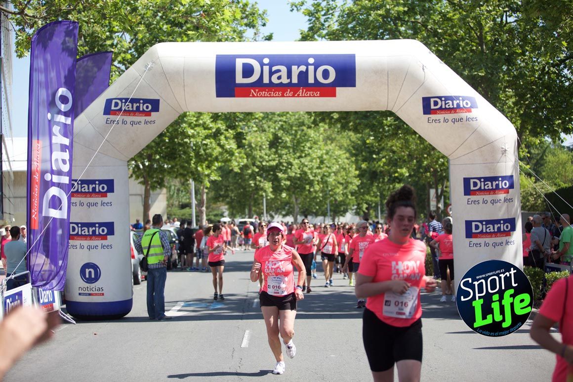 Carrera de la Mujer de Vitoria, primeras llegadas a meta y ambiente de carrera