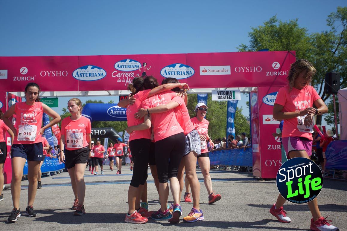 Carrera de la Mujer de Vitoria, primeras llegadas a meta y ambiente de carrera