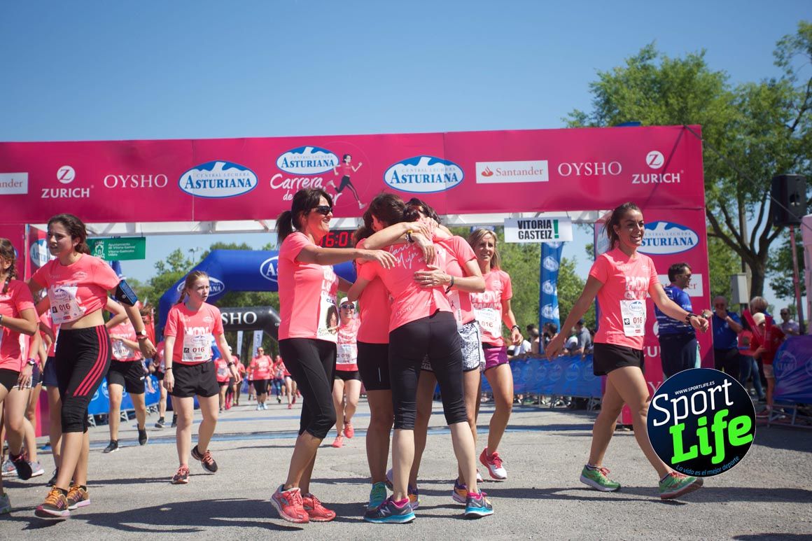 Carrera de la Mujer de Vitoria, primeras llegadas a meta y ambiente de carrera