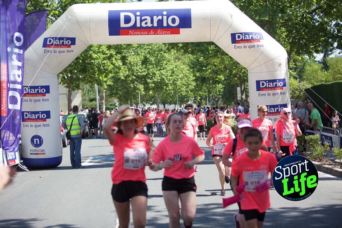 Carrera de la Mujer de Vitoria, primeras llegadas a meta y ambiente de carrera