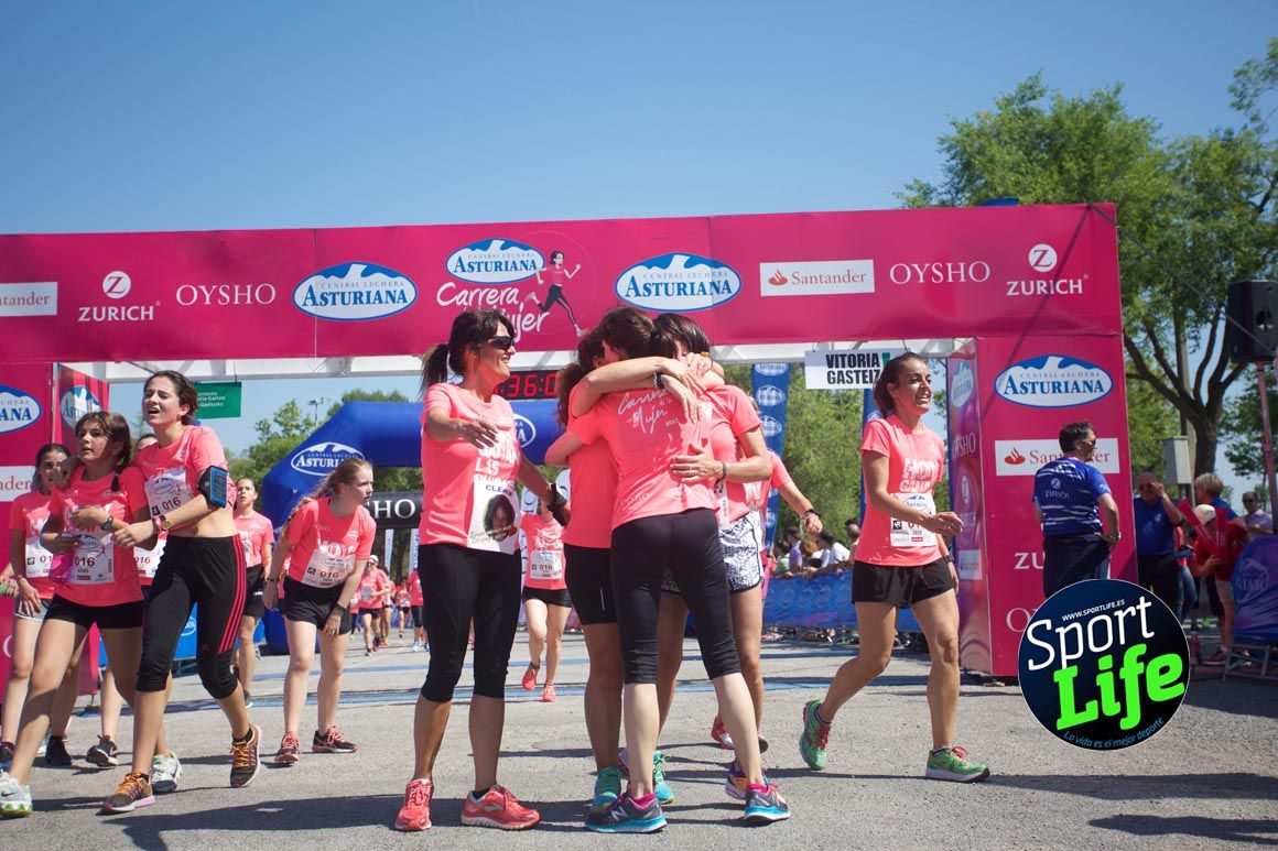 Carrera de la Mujer de Vitoria, primeras llegadas a meta y ambiente de carrera