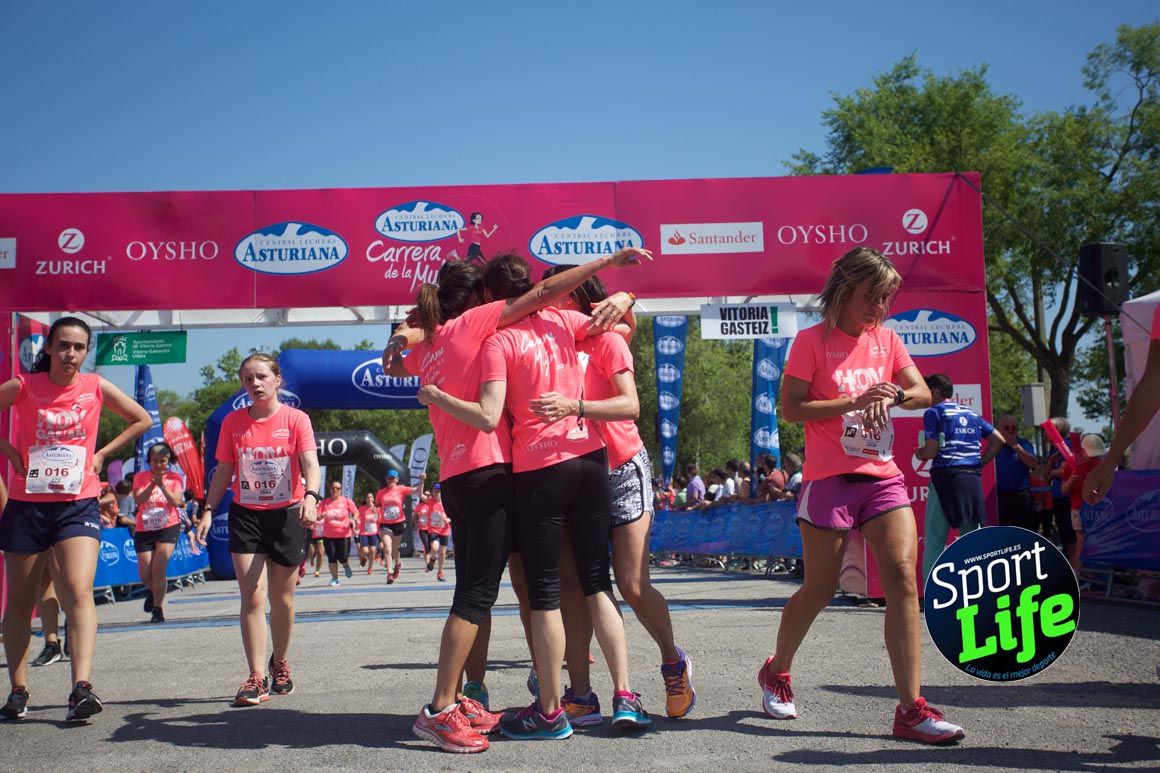 Carrera de la Mujer de Vitoria, primeras llegadas a meta y ambiente de carrera