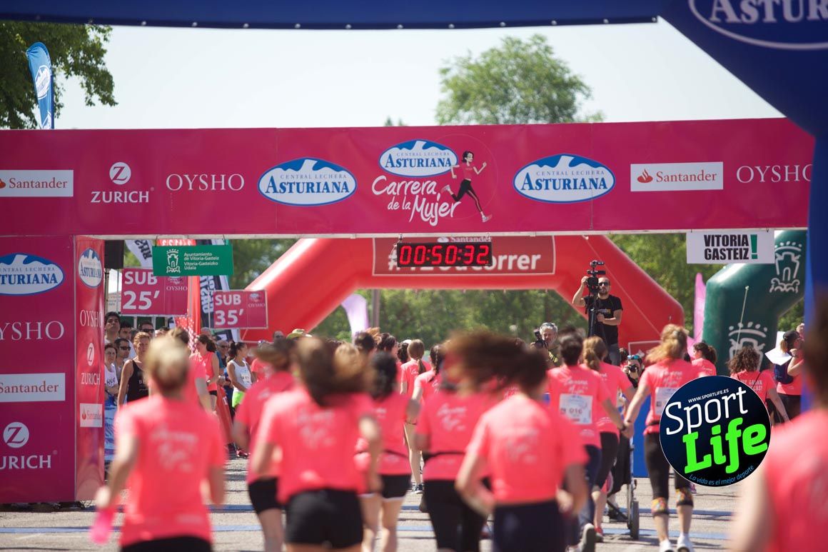 Carrera de la Mujer de Vitoria, primeras llegadas a meta y ambiente de carrera