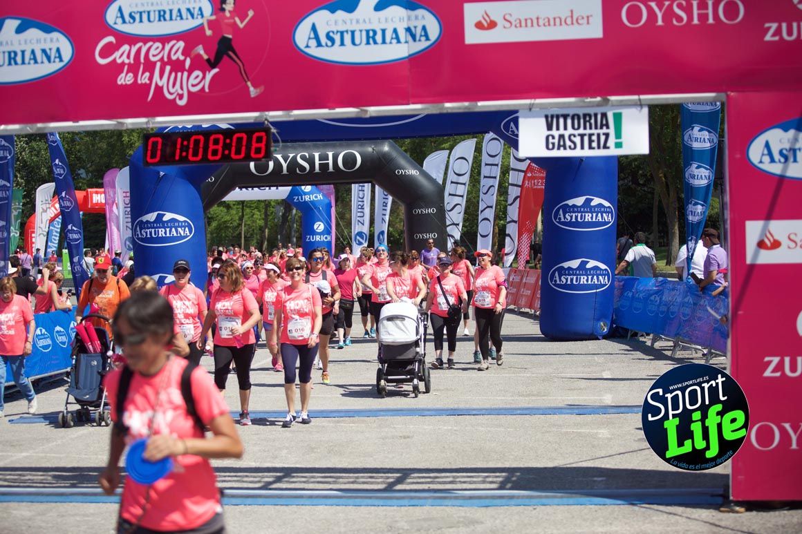 Carrera de la Mujer de Vitoria, primeras llegadas a meta y ambiente de carrera