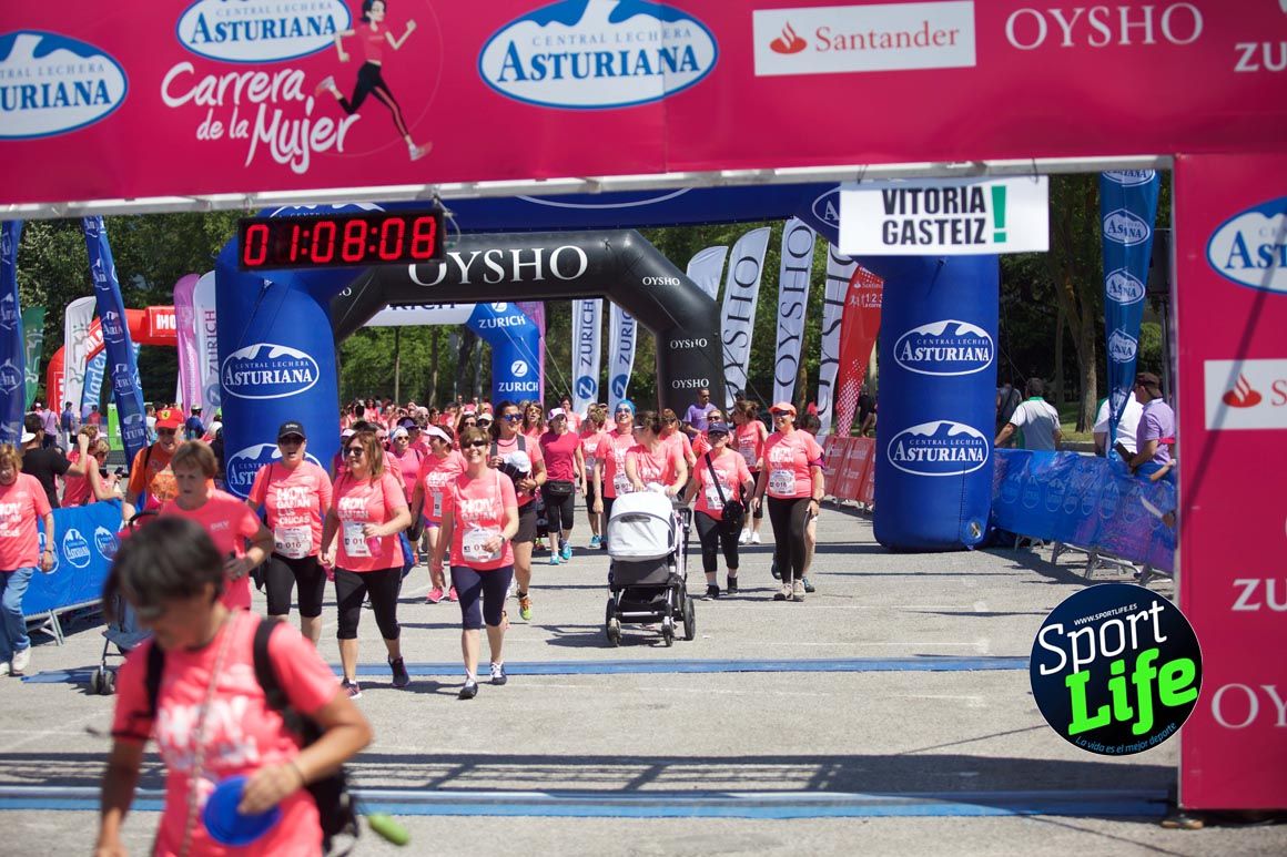 Carrera de la Mujer de Vitoria, primeras llegadas a meta y ambiente de carrera