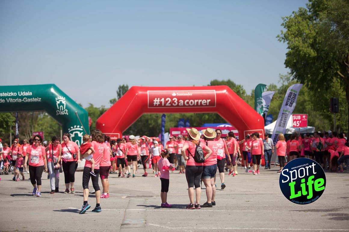 Carrera de la Mujer de Vitoria, primeras llegadas a meta y ambiente de carrera