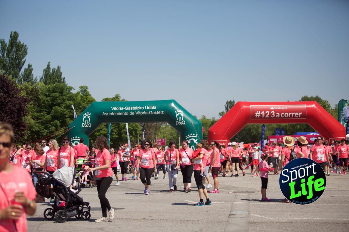 Carrera de la Mujer de Vitoria, primeras llegadas a meta y ambiente de carrera