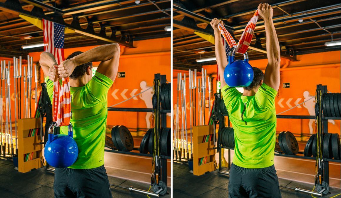 Tríceps con toalla y kettlebell