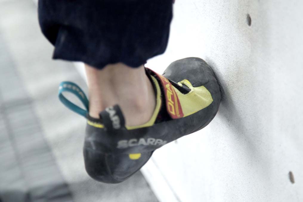 Técnica de pisada para escalada en rocódromo