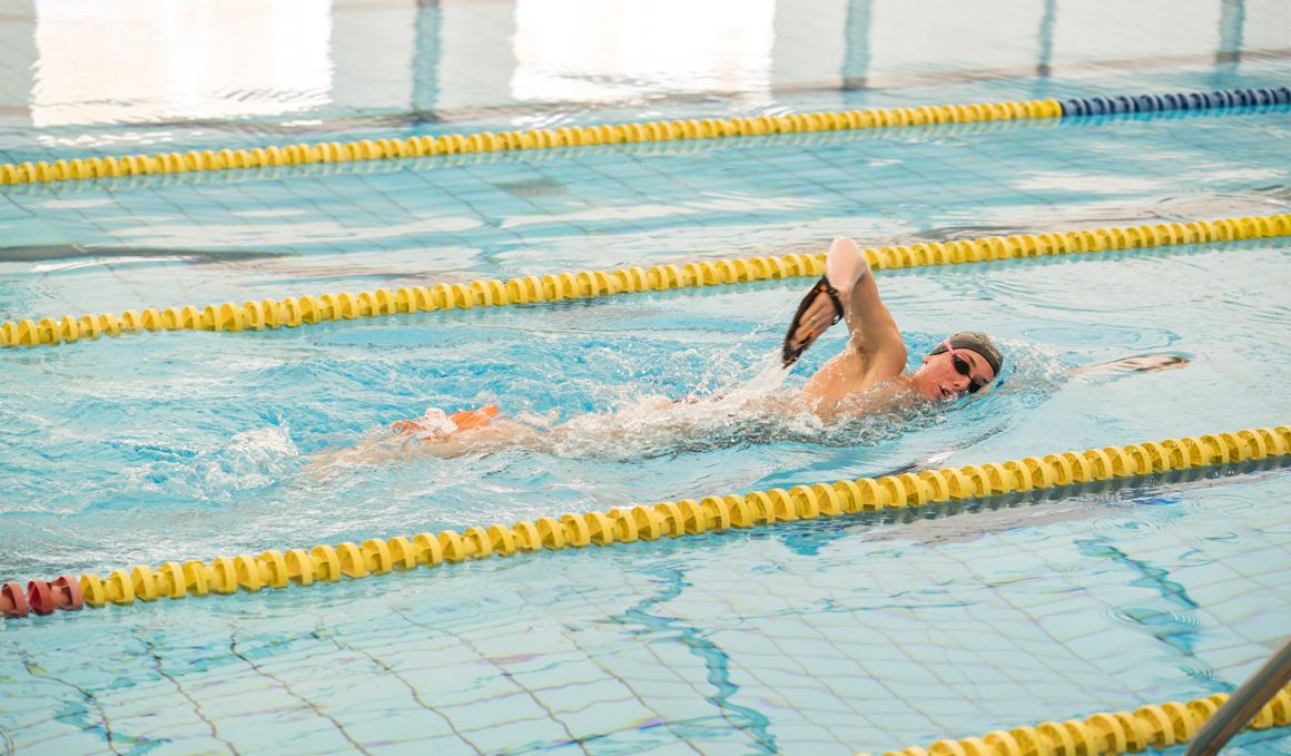 5 ejercicios para entrenar fuerza en la piscina