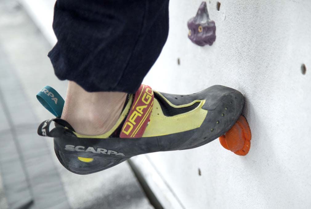 Técnica de pisada para escalada en rocódromo